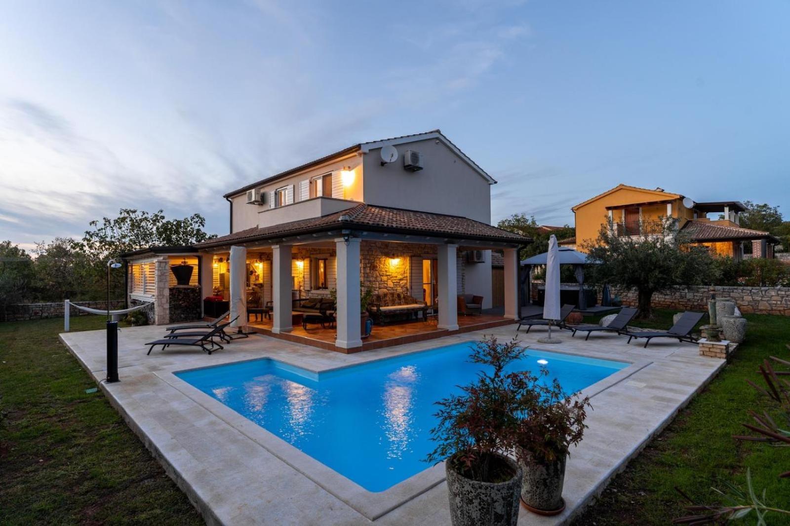 Villa Emely For 8 People Near Porec With Heated Pool & Jacuzzi *